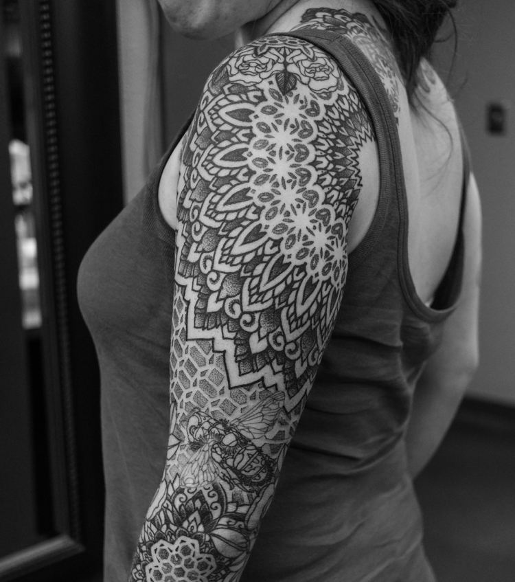 mandala tatuering arm axel överarm