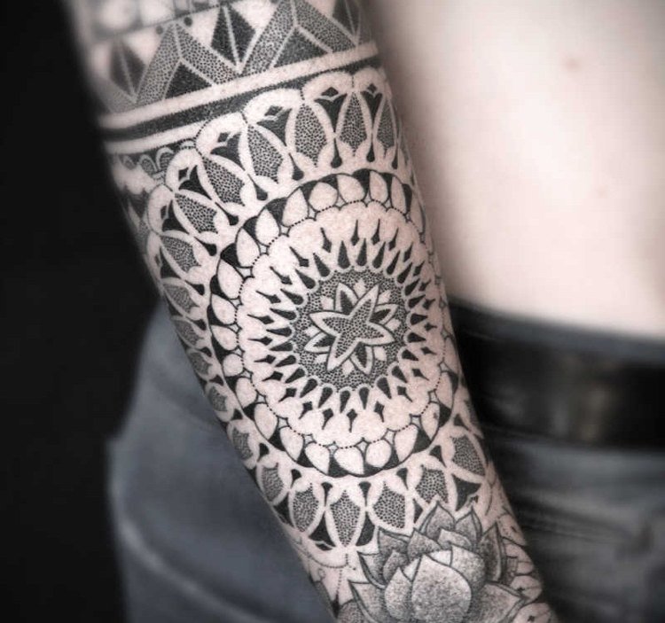 Mandala tatuering på underarm svart bläck prick