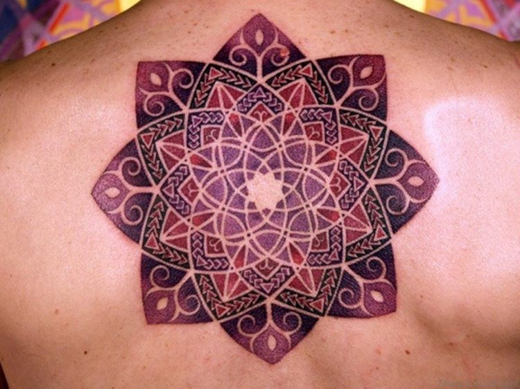 mandala tatuering färg röd lila symbol
