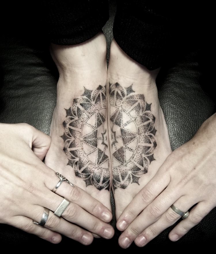 mandala tatuering fötter symmetriska