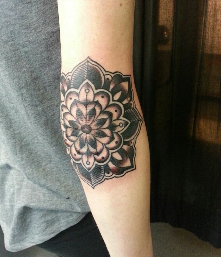 mandala tatuering på arm armbåge svart bläck