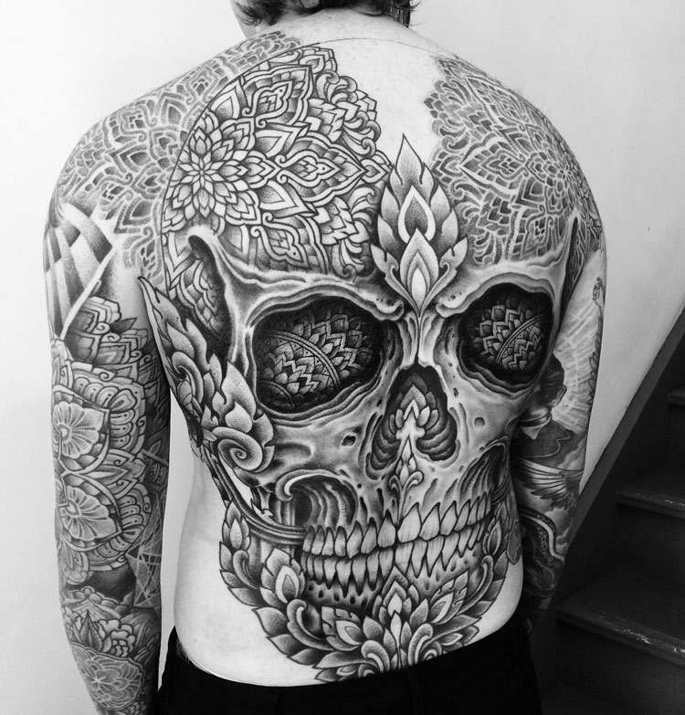 mandala-tatuering-stor-skalle-rygg