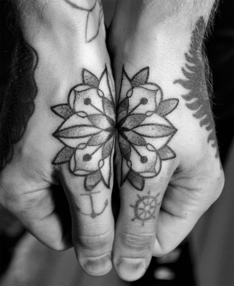 mandala tatuering händer fingrar symmetriska