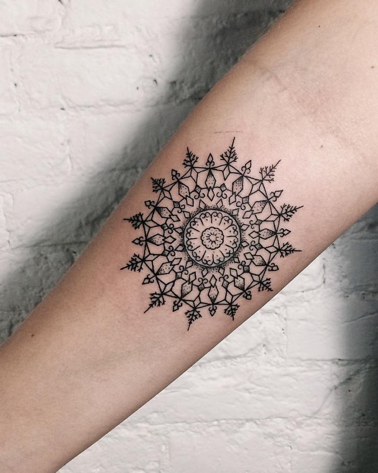 mandala tatuering underarm minimalistisk cirkel