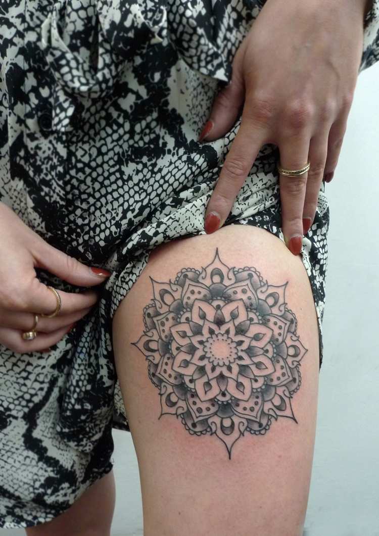 mandala tatuering lår kvinna skugga