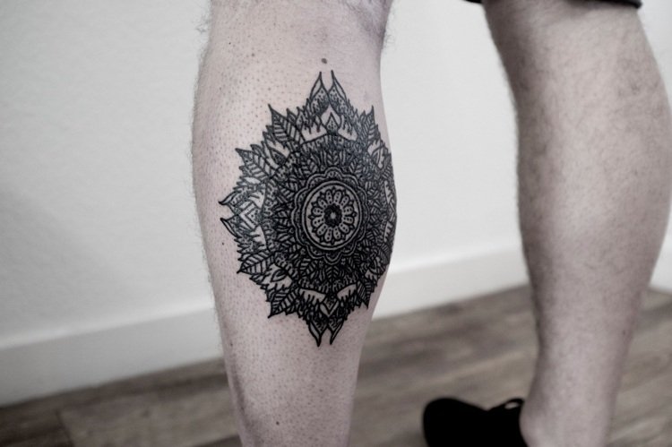 mandala tatuering kalv svart