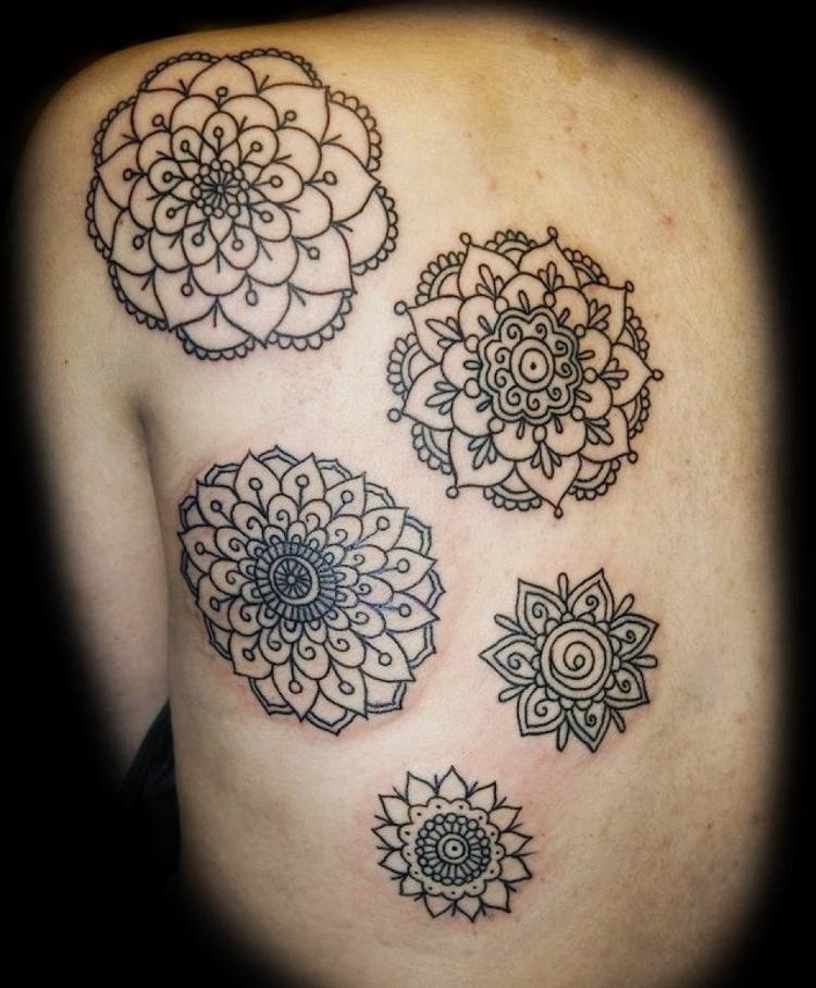 mandala tatuering svart och vit rygg