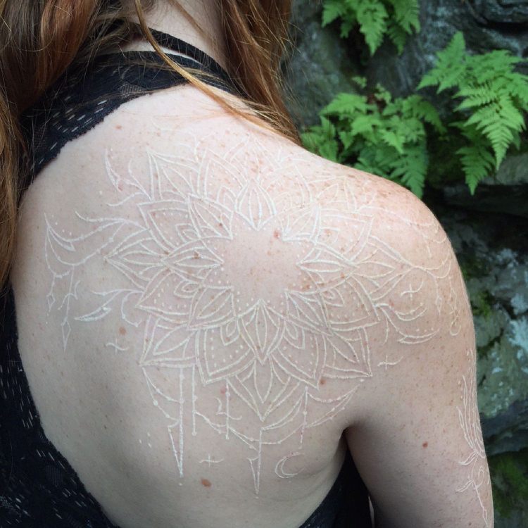 mandala-tatuering-vit-transparent-axel