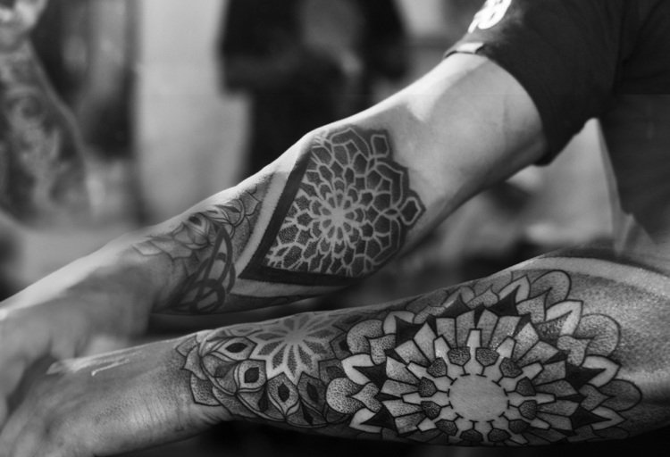 Mandala tatuering på armen man dotwork blackwork konstnärligt