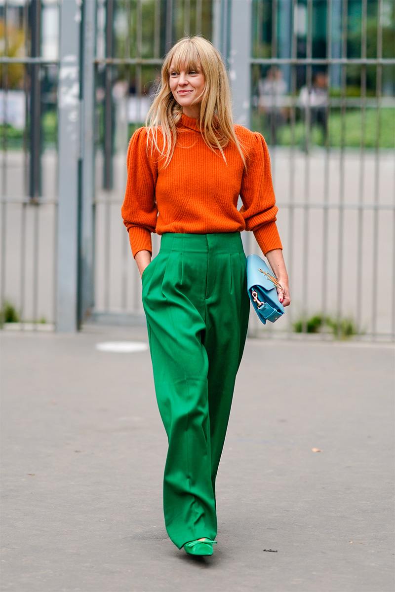 Gröna tygbyxor Outfits Blå handväska Höstmodetrender Kvinnor