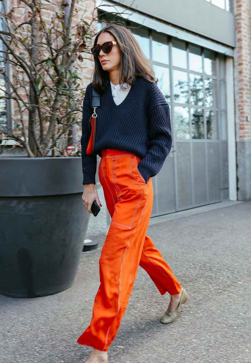 Vilken färg att kombinera med orange överdimensionerade tröjor faller modetrender
