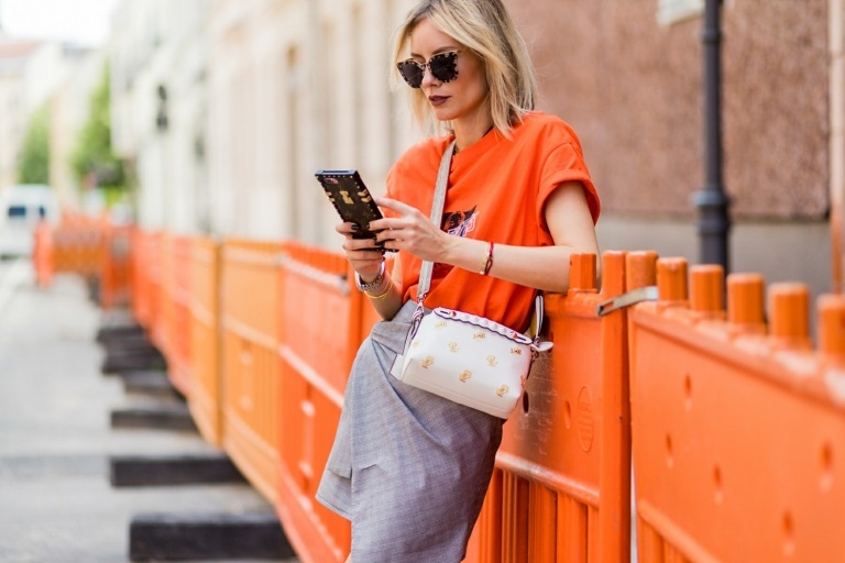 Mandarin Orange kombinerar minikjoloutfits avslappnat under hösten