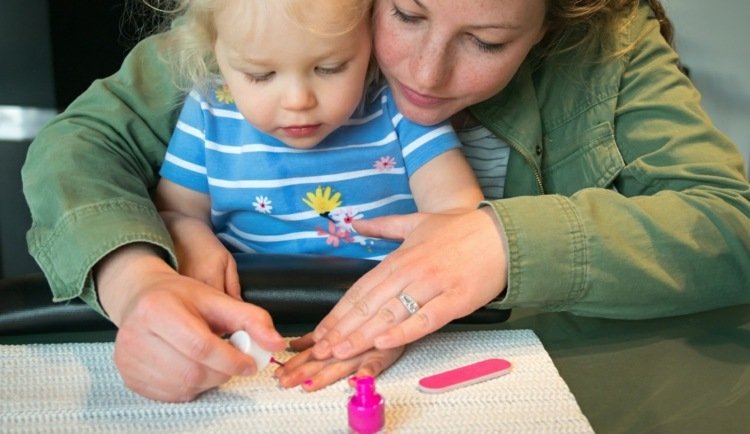Mor och dotter målar ihop naglarna för första gången