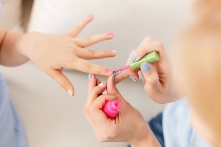 Oroa dig inte, måla dina barns naglar om de visar intresse