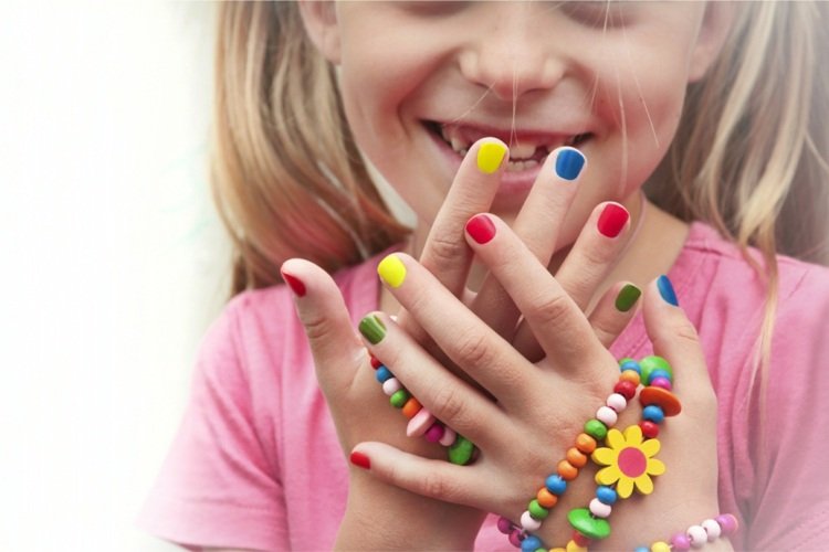 Gör manikyr för barn själv med barns nagellack