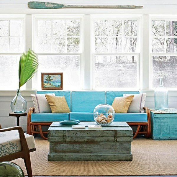 Inredning blå bambu soffa vintage träbord dekoration