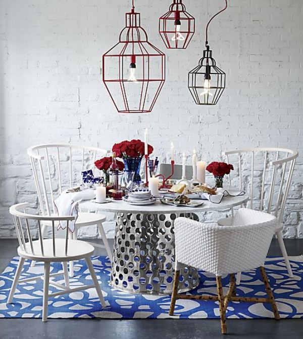 Maritima hemtillbehör-möbler-deco-vita-stolar-runda bord-metallbotten-blå-vit-matta