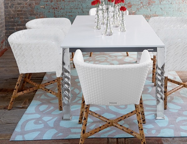 design-stolar-med-vävd-sits-trästomme-vit-matbord-paola-navone