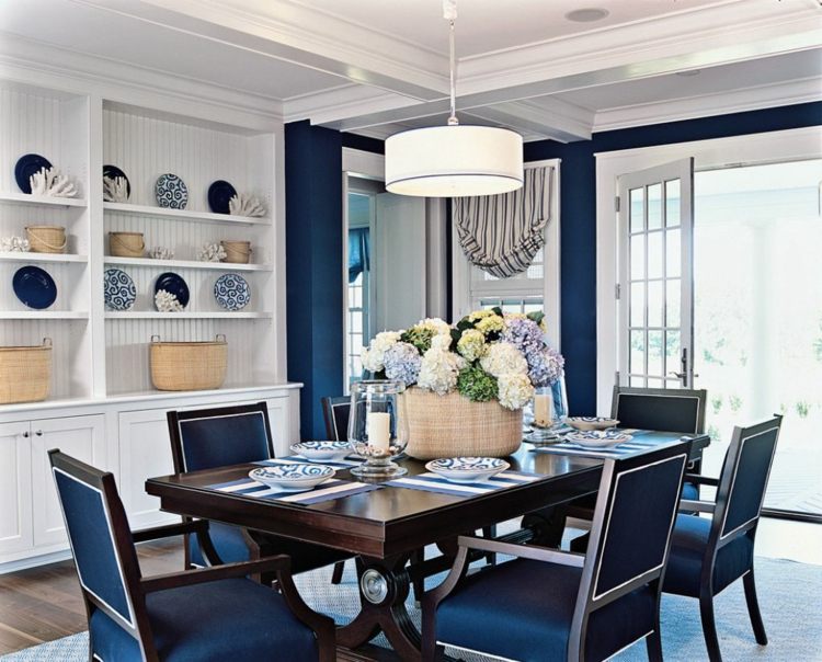maritim matsal elegant-mörkblå-möbler-hylla-dekorationer