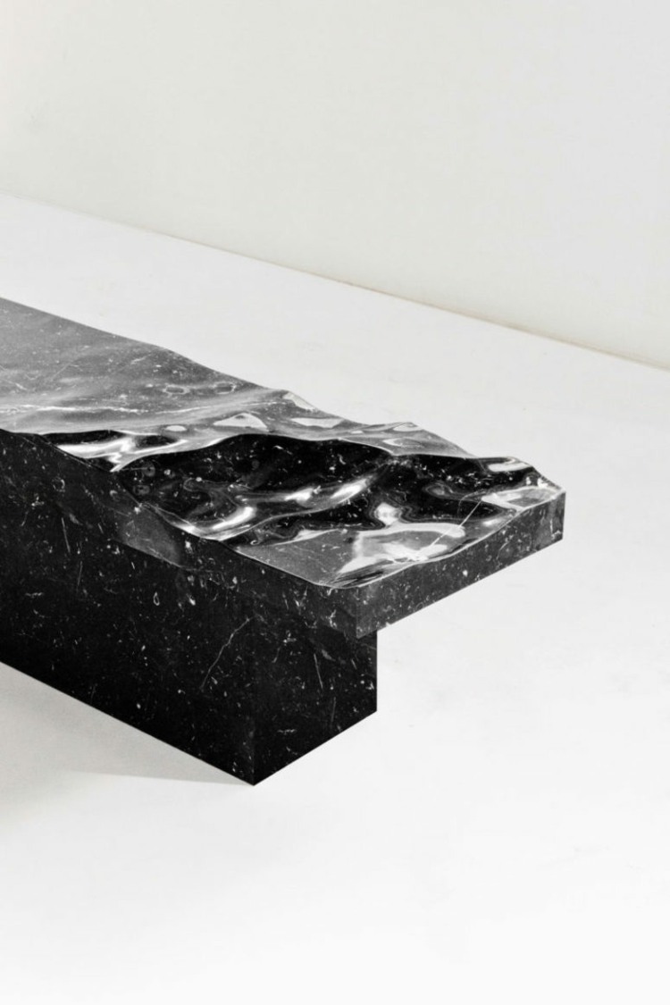 marmorblock ojämn yta svart bänk