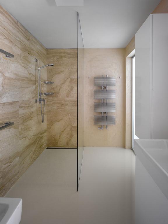 enkel-badrum-design-marmor-kakel