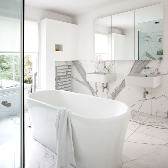 vit-badrum-design-marmor-väggar