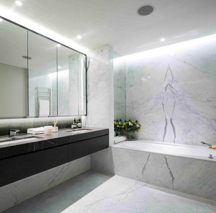 Marmor i badrummet -indirekt-takbelysning-svart diskbänk-spegelskåp
