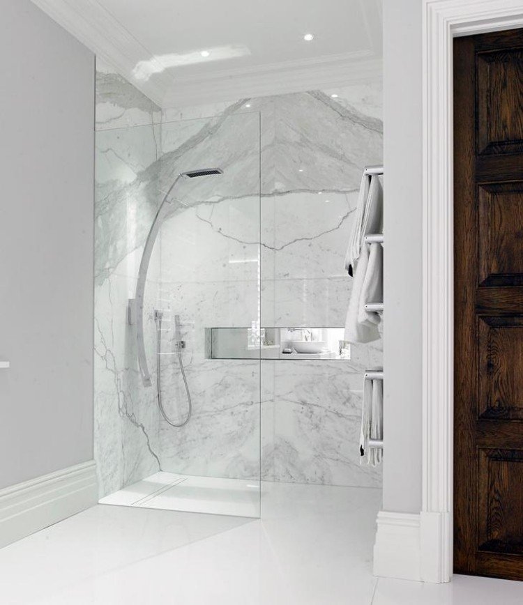 marmor-kakel-badrum-vägg-golv-nivå dusch-glas partition