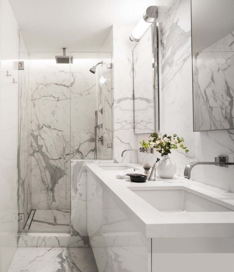 litet badrum-marmor-kakel-vitt-dusch-område-vit-fåfänga