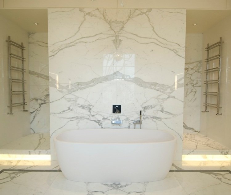 marmor-badrum-vit-indirekt-led-belysning-steg-badkar