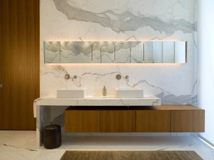 marmor-vit-badrum-vägg-bänkskiva-trä-skåp-spegel skåp-led-belysning