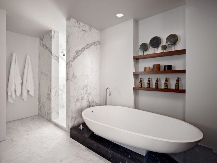 moderna-badrum-marmor-vit-svart-vägg-nisch-trähyllor