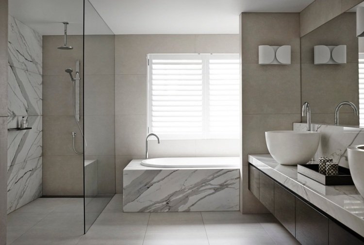 modernt-badrum-marmor-beige-vägg-kakel-badkar