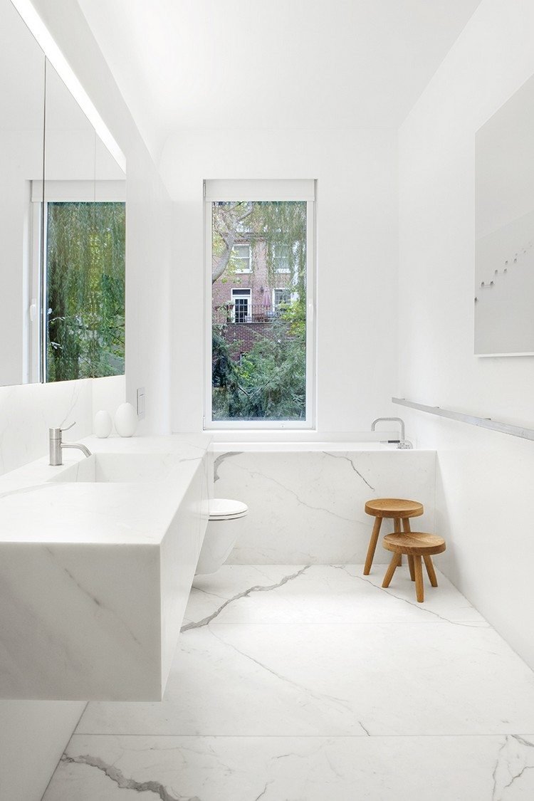Marmor badrum vit modern fönster träpall