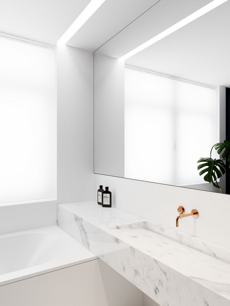 Marmor i badrummet minimalistisk vit kran koppar