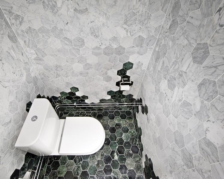 grön marmor i badrum toalett golv väggar hexagon marmor plattor