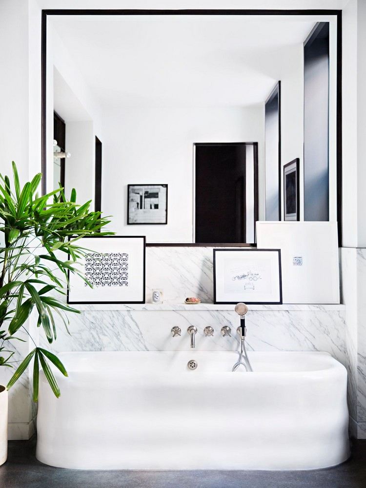 Natursten i badrummet modern marmorvägg bakom badkaret