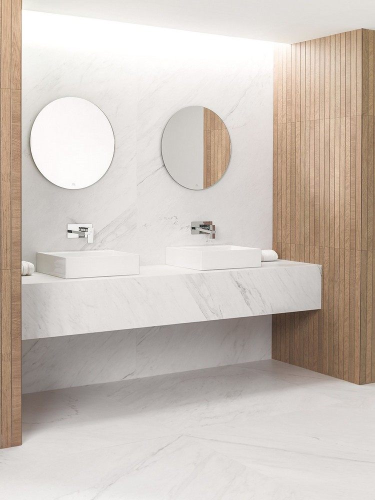vit marmor kombinerat med trä i badrummet