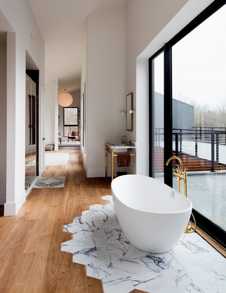 Marmor hexagonplattor i badrummet med trä kombinerar modern design