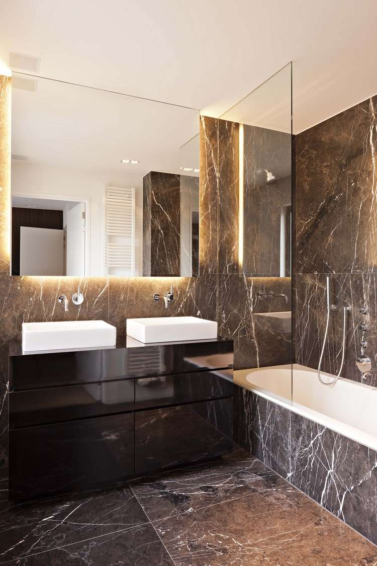 mörk marmor i badrummet varmt utseende indirekt ljus