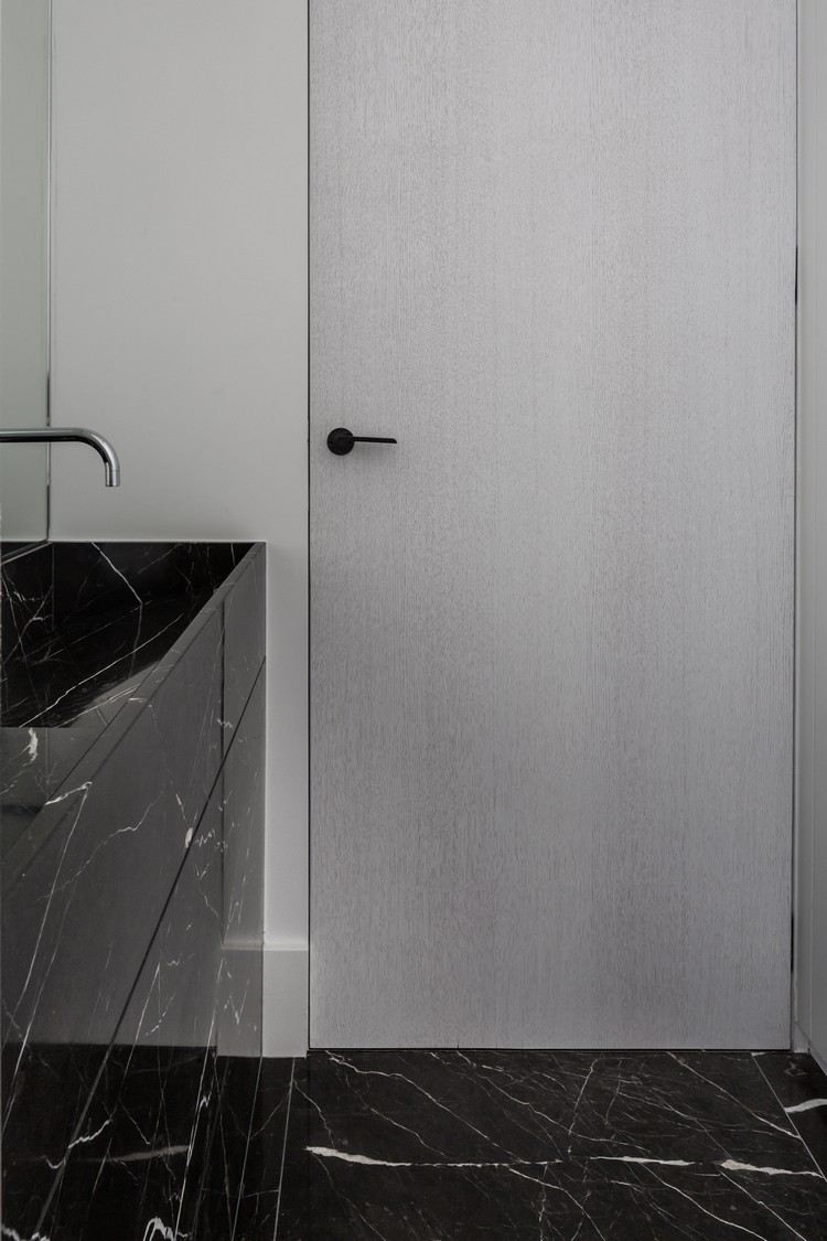 minimalistisk badrumsdesign svart marmor i badrummet