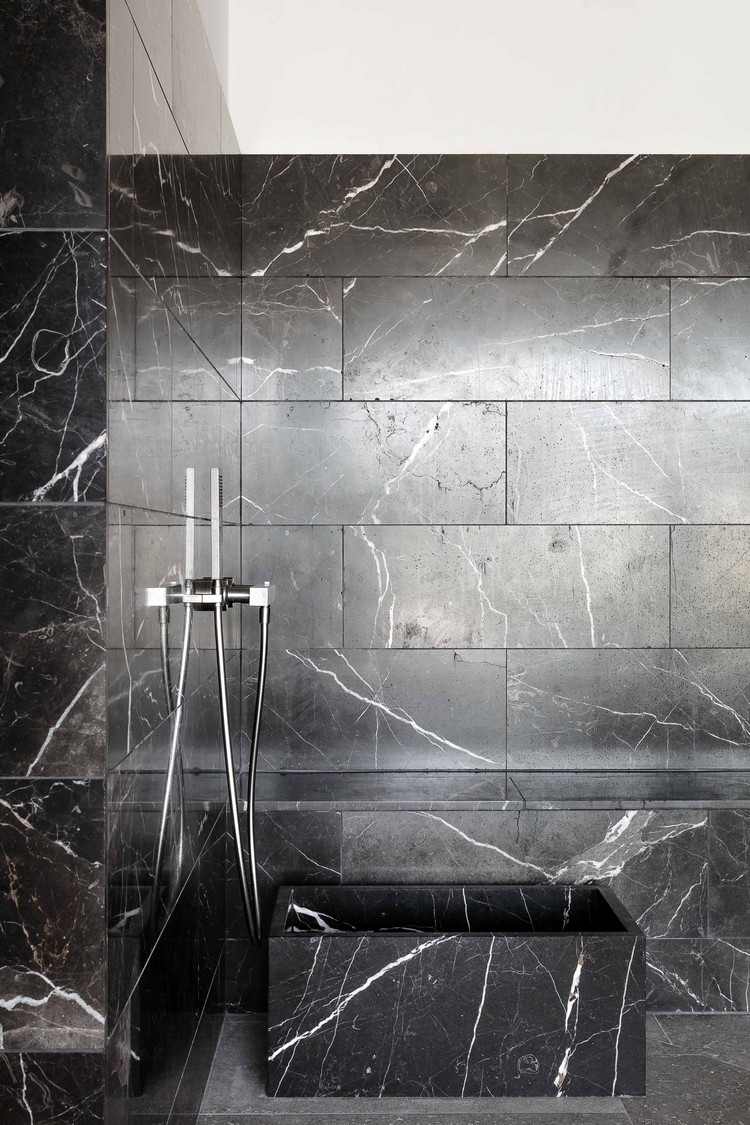 svart marmorglasvägg badrumsdesign modern