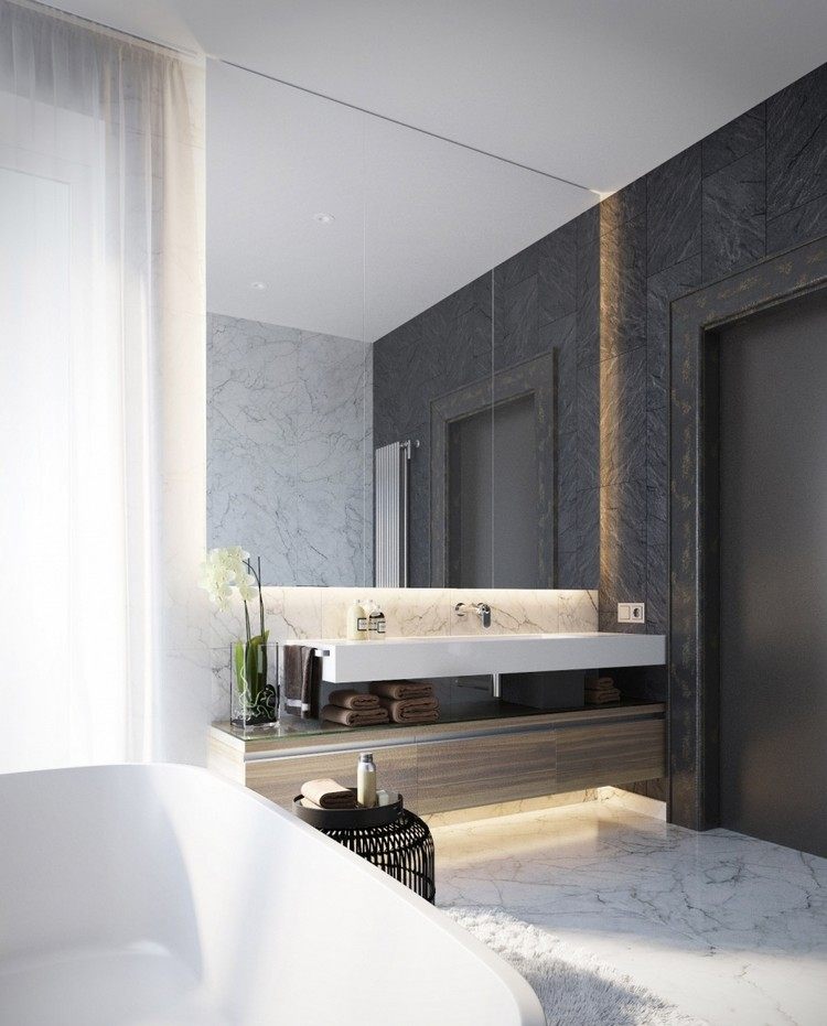 lyxigt badrum inrett marmor golvplattor indirekt belysning