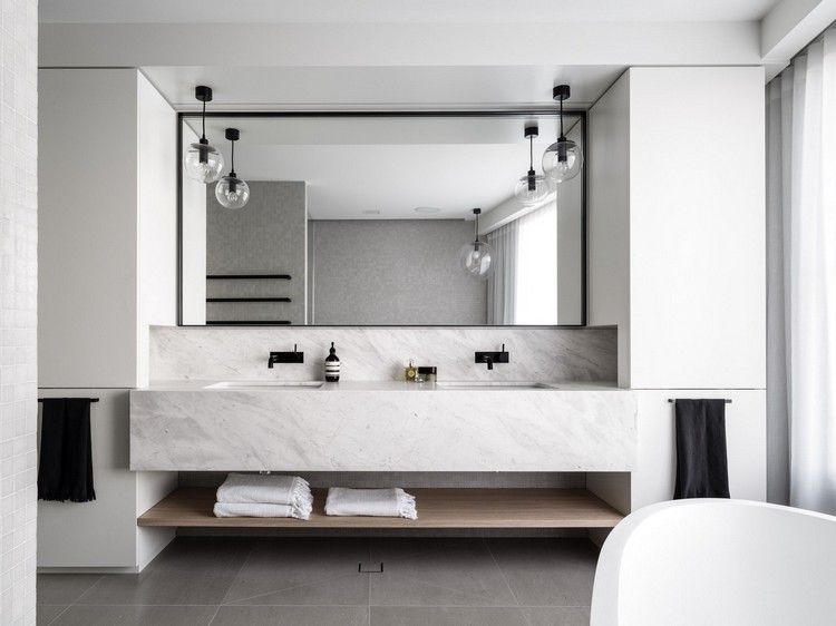 minimalistisk badrumsdesign vit marmor svarta accenter