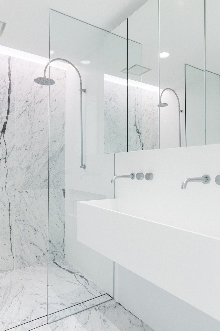 Minimalism i badrummet vit duschvägg i marmor