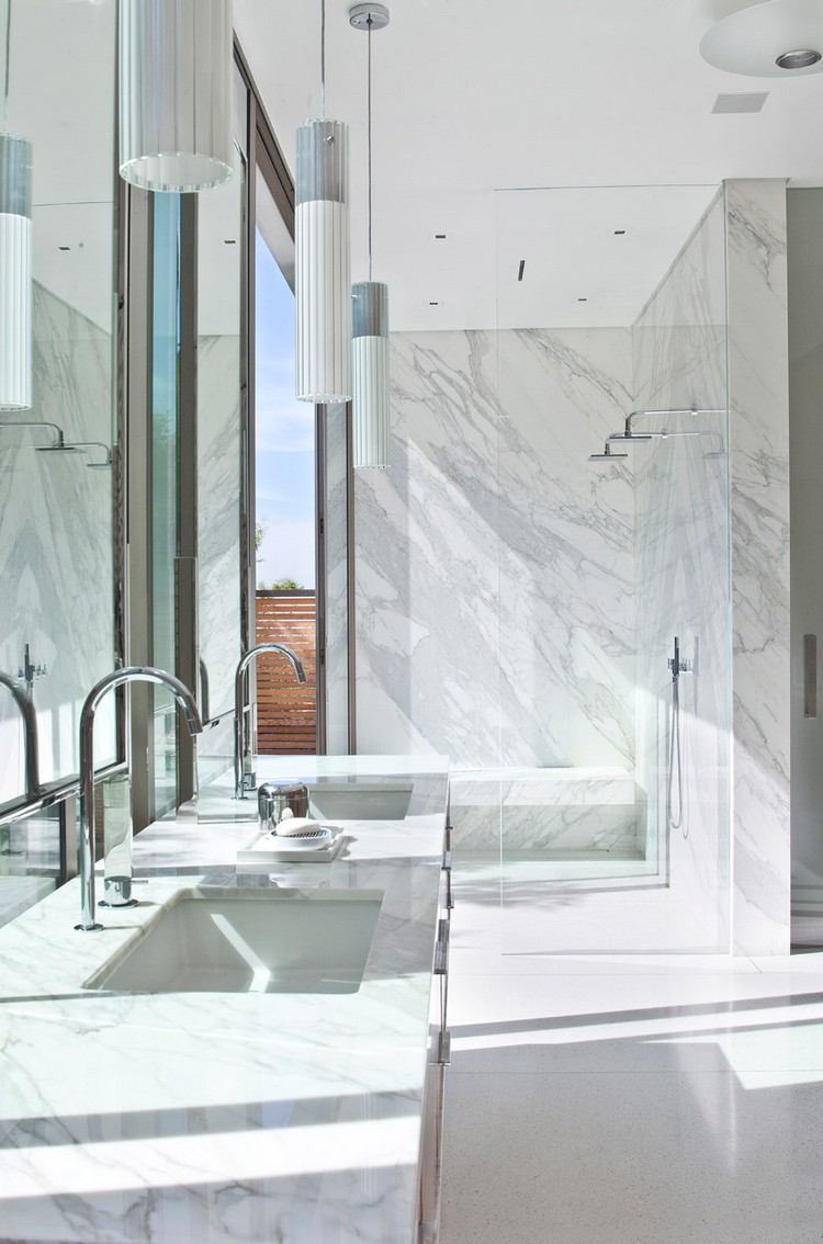 Marmor badrum modernt elegant fönster