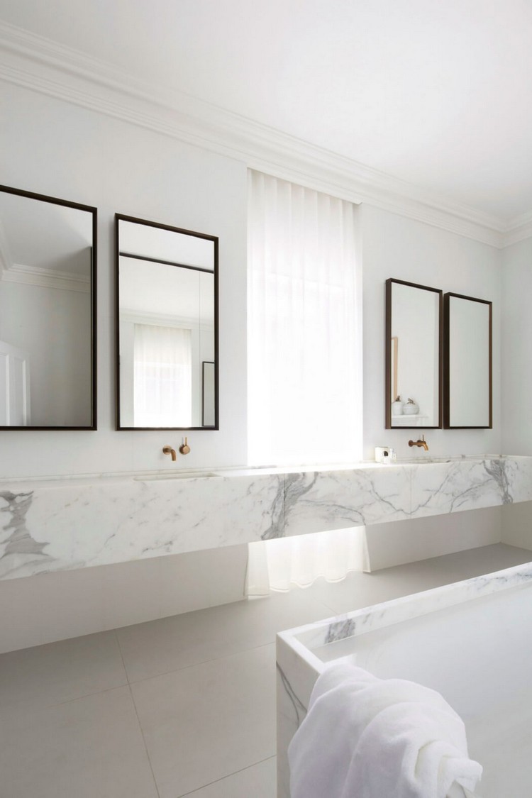 Badrumsdesign minimalistisk vit marmor