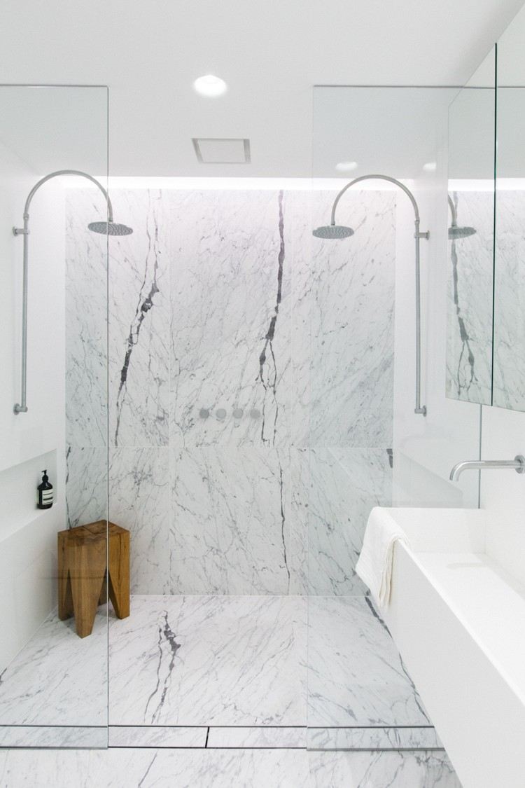 duschkabin modernt badrum marmorvitt