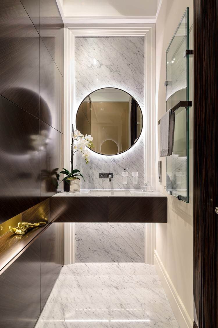 Upplyst marmor badrum väggplattor golvplattor rund spegel