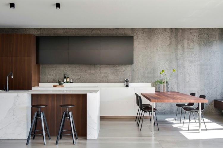 marmorkök betongvägg träskåp grå inbyggt matbord modernt